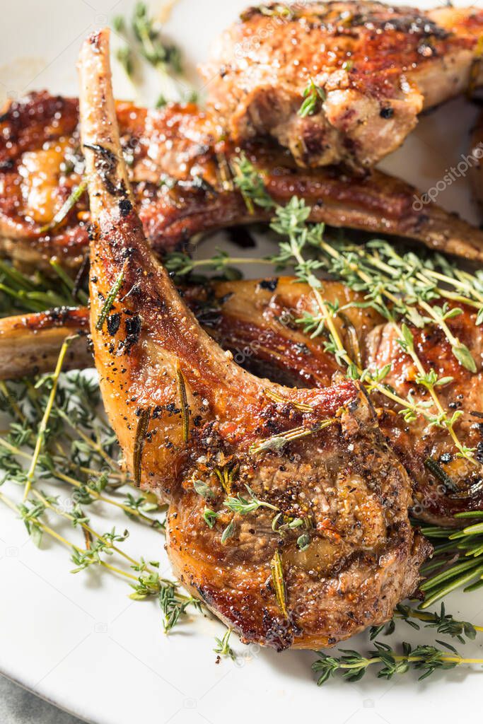 Homemade Roasted Lamb Chops with Thyme and Rosemary