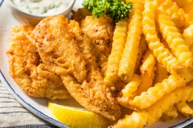 Ev yapımı perhiz balığı kızartması ve patates kızartması.