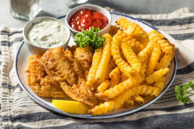 Ev yapımı perhiz balığı kızartması ve patates kızartması.