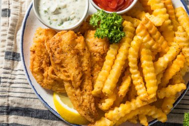 Ev yapımı perhiz balığı kızartması ve patates kızartması.