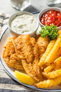 Ev yapımı perhiz balığı kızartması ve patates kızartması.