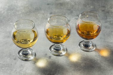 Üç Gözlükteki Ayyaş Viski Uçuşu