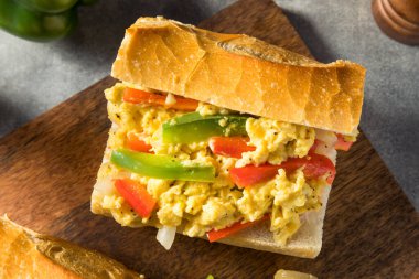 Ev yapımı Paskalya Biberi ve çörek üzerine yumurtalı sandviç.