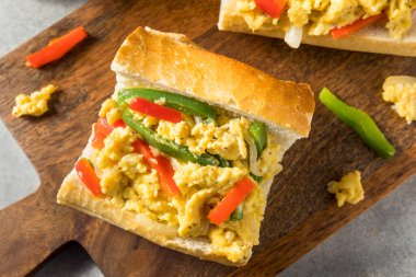 Ev yapımı Paskalya Biberi ve çörek üzerine yumurtalı sandviç.