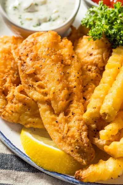 Hemlagad Fiskstek Med Pommes Frites Och Tartarsås — Stockfoto