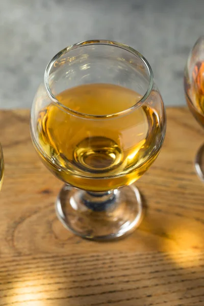 Volo Whisky Alcolico Smokey Tre Bicchieri — Foto Stock