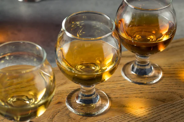 Volo Whisky Alcolico Smokey Tre Bicchieri — Foto Stock