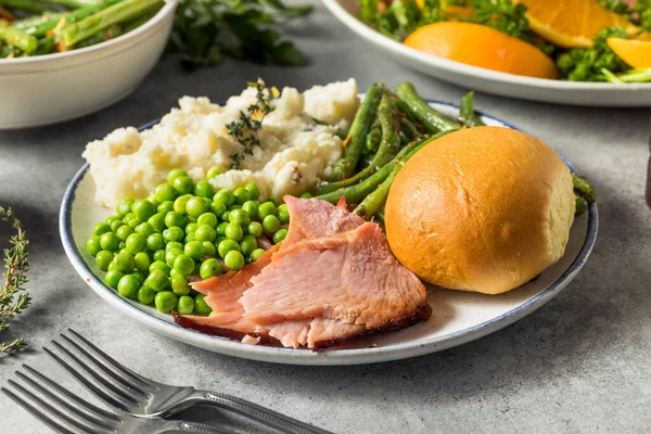 Cena Casera Jamón Pascua Con Pototototoes Frijoles Guisantes — Foto de Stock