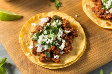 Ev yapımı Meksika Chorizo Tacoları Soğan ve Cilantro ile