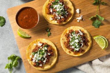 Ev yapımı Meksika Chorizo Tacoları Soğan ve Cilantro ile