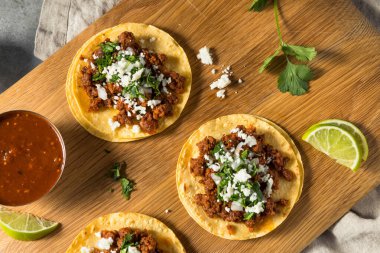 Ev yapımı Meksika Chorizo Tacoları Soğan ve Cilantro ile