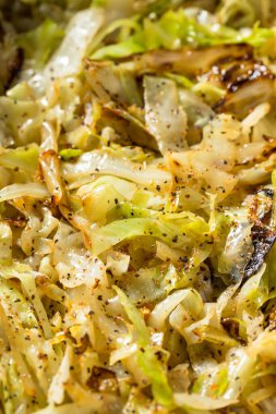 Ev yapımı İrlanda Sauteed Lahanası, tuzlu ve biberli.