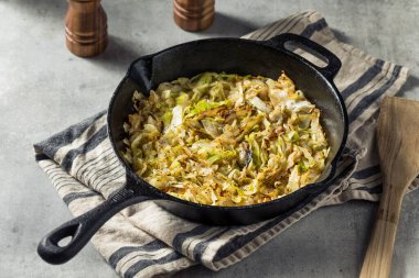Ev yapımı İrlanda Sauteed Lahanası, tuzlu ve biberli.