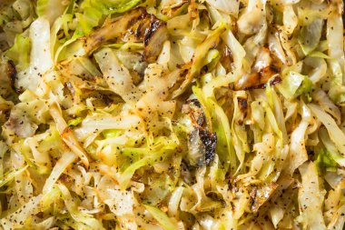 Ev yapımı İrlanda Sauteed Lahanası, tuzlu ve biberli.