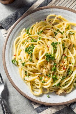 Ev yapımı İtalyan spagettisi, sarımsaklı ve parmesanlı.