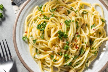 Ev yapımı İtalyan spagettisi, sarımsaklı ve parmesanlı.