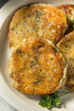 Ev yapımı İrlanda usulü tuzlu ve tereyağlı patates keki.