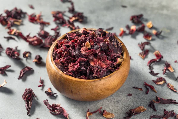 Nyers Piros Organikus Szárított Hibiszkusz Virág Tea Egy Tálban — Stock Fotó