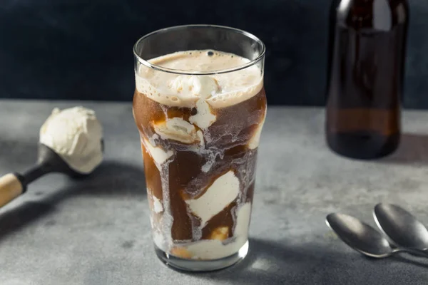 Gelato Freddo Stout Birra Galleggiare Bicchiere Pinta — Foto Stock