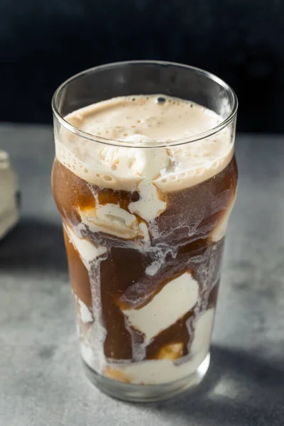 Cold Stout Beer Ice Cream Float Een Pint Glas — Stockfoto