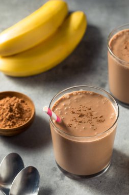 Sağlıklı ev yapımı çikolatalı muzlu buzlu içecek.