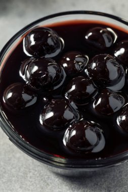 Kokteyller için garnitür olarak organik alkollü Maraschino Kirazları