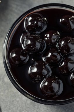 Kokteyller için garnitür olarak organik alkollü Maraschino Kirazları