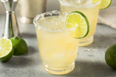 Salt ve Limonlu Klasik Margarita Kokteyli