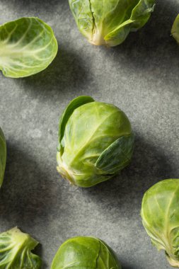 Çiğ yeşil organik Brüksel lahanası Pişirmeye hazır