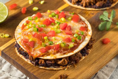 Beef Beans ve Enchilada soslu ev yapımı Meksika pizzası.