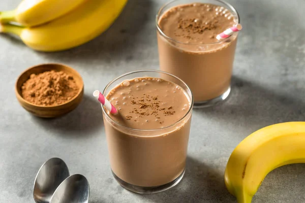 健康的な自家製チョコレートバナナスムージーグラス — ストック写真