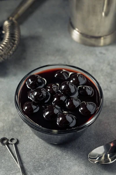 Organic Boozy Dark Maraschino Wiśnie Jako Dekoracja Dla Koktajli — Zdjęcie stockowe