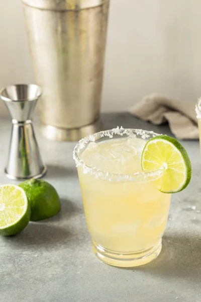 Boozy Refreshing Klasik Margarita Cocktail Dengan Garam Dan Limau — Stok Foto