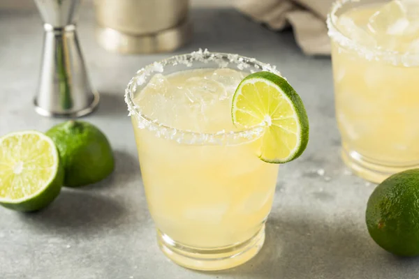 Boozy Refreshing Klasik Margarita Cocktail Dengan Garam Dan Limau — Stok Foto