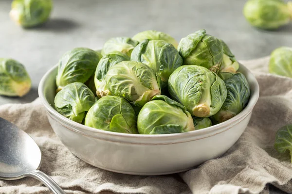 Brotes Bruselas Orgánicos Verdes Crudos Listos Para Cocinar —  Fotos de Stock