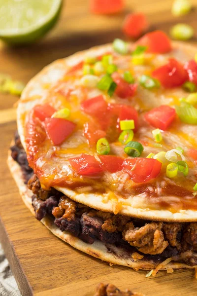 Quesadilla Pizza Mexicaine Maison Avec Haricots Boeuf Sauce Enchilada — Photo