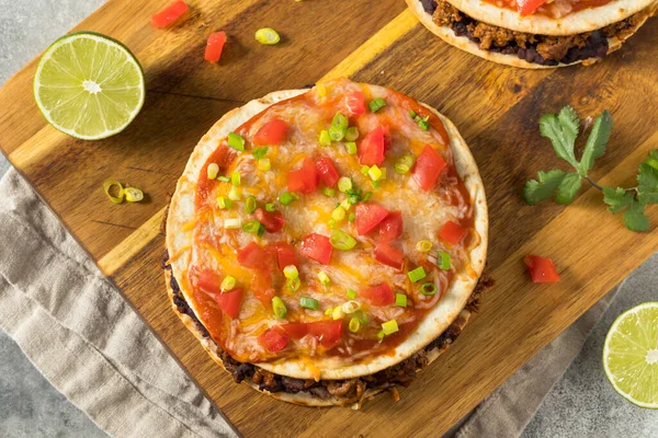 Quesadilla Pizza Mexicana Casera Con Frijoles Carne Salsa Enchilada —  Fotos de Stock