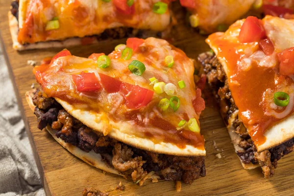 Σπιτική Μεξικανική Πίτσα Quesadilla Φασόλια Και Σάλτσα Enchilada — Φωτογραφία Αρχείου