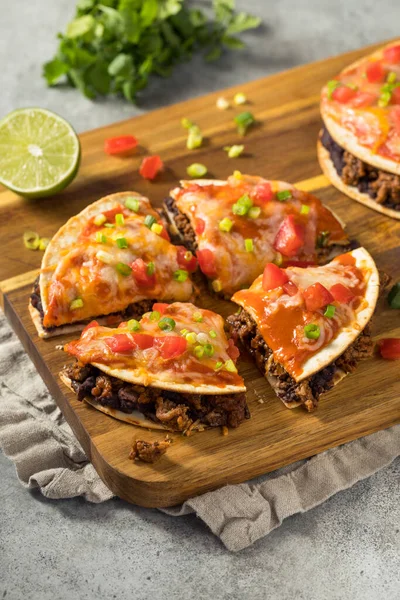 Házi Készítésű Mexikói Pizza Quesadilla Marhababbal Enchilada Szósszal — Stock Fotó
