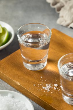 Limonlu ve tuzlu tekila şat