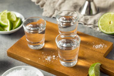 Limonlu ve tuzlu tekila şat