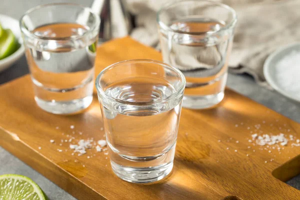 Alkohol Orzeźwiający Tequila Shots Wapna Soli — Zdjęcie stockowe