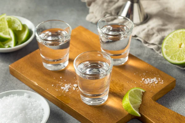 Boozy Erfrischende Tequila Shots Mit Limette Und Salz — Stockfoto