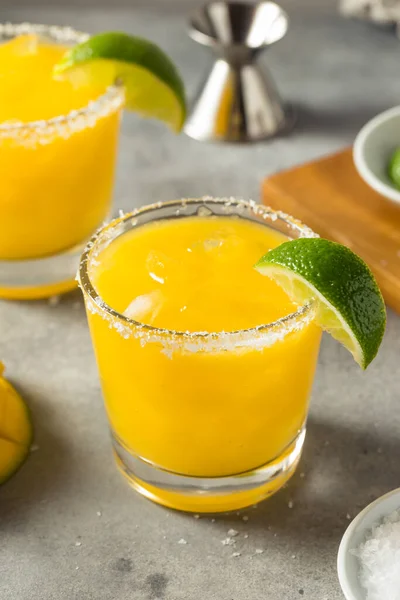 Boozy Cold Mango Margarita Cocktail Met Limoen Zout — Stockfoto