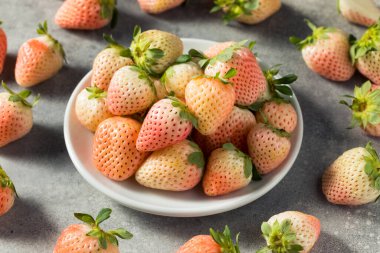 Organik Çiğ Pembe Pineberry Çilek Kasesi