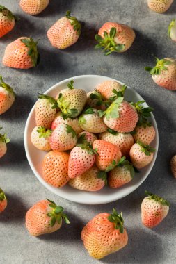 Organik Çiğ Pembe Pineberry Çilek Kasesi