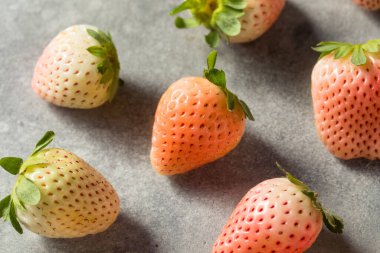 Organik Çiğ Pembe Pineberry Çilek Kasesi