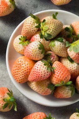 Organik Çiğ Pembe Pineberry Çilek Kasesi