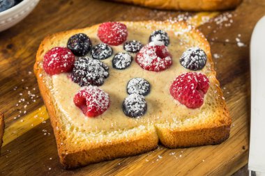 Ev yapımı kremalı yoğurt ve çilekli tost.