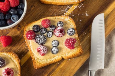 Ev yapımı kremalı yoğurt ve çilekli tost.